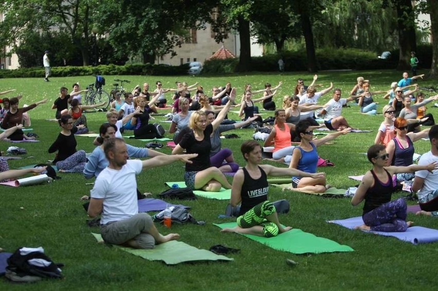 Wakacyjna joga na trawie, czyli poznaniacy ćwiczą w centrum...