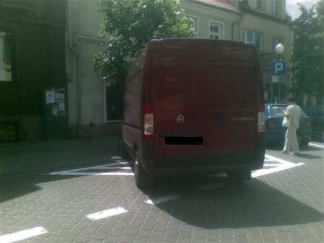 Parkowanie przy ul. Głowackiego w Ostrołęce