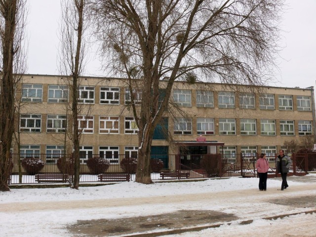 Gimnazjum Nr 3 mieści się w tym okazałym budynku w centrum Stalowej Woli. Jest zaprojektowane na dwa razy więcej uczniów niż przebywa ich tu teraz.