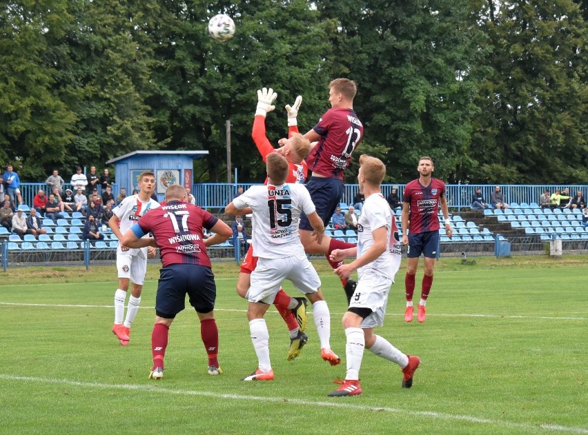 Regionalny Totolotek Puchar Polski. Wisłok Wiśniowa pokonał Unię Nowa Sarzyna i zagra w finale. Na boisku bywało gorąco [ZDJĘCIA]