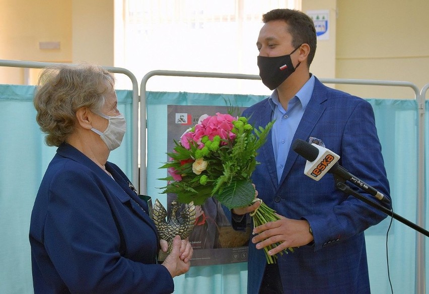Starosta Piotr Babicki wręcza kwiaty doktor Renacie...