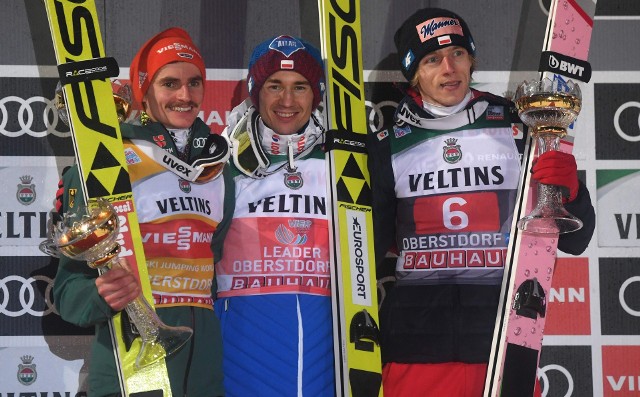 Podczas najlepszego w historii Polski konkursu TCS w Oberstdorfie (2017) mieliśmy dwóch Biało-Czerwonych na podium, pierwszy był Kamil Stoch (w środku), a trzeci Dawid Kubacki (z prawej). Czy w tym roku będzie podobnie?