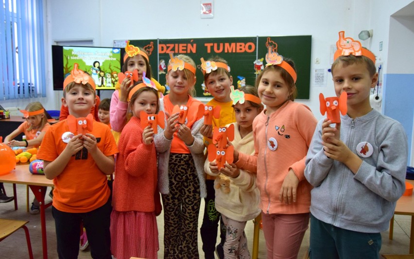 Dzień Słonika Tumbo w Szkole Podstawowej numer 6 w Tarnobrzegu. Tak można pomóc dzieciom i młodzieży w żałobie. Zobacz zdjęcia i wideo  