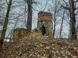 Ta wieża widokowa - ambona myśliwska, niedługo się zawali. Jeśli chcesz jeszcze ją zobaczyć, z Wrocławia dotrzesz tam w mniej niż godzinę