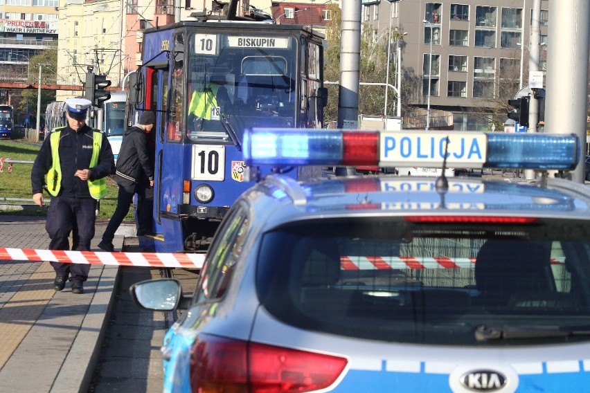 Wypadek na placu Jana Pawła II, kobieta wpadła pod tramwaj