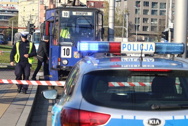 Wypadek na placu Jana Pawła II, kobieta wpadła pod tramwaj
