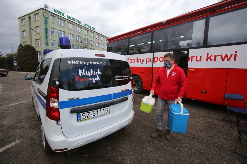 Górnicy z kopalni Murcki – Staszic oddają krew w ambulansie...