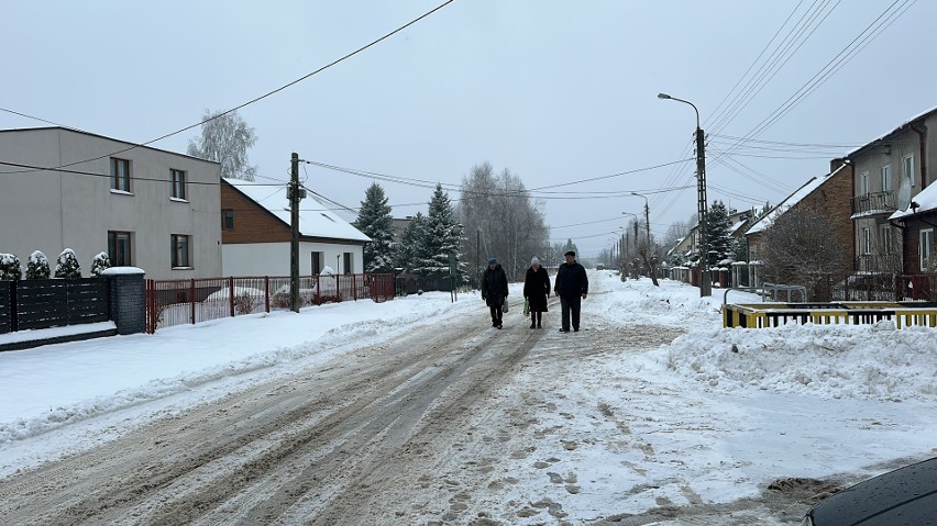 Mieszkańcy Skarżyska Kościelnego narzekają na brak chodnika i złe odwodnienie ulicy Szkolnej