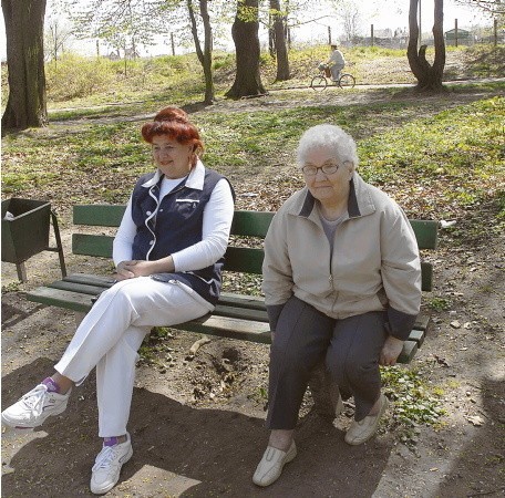 Danuta Rożek i Katarzyna Sawojka kochają zacisze parku i cieszą się, że zostanie objęty ochroną