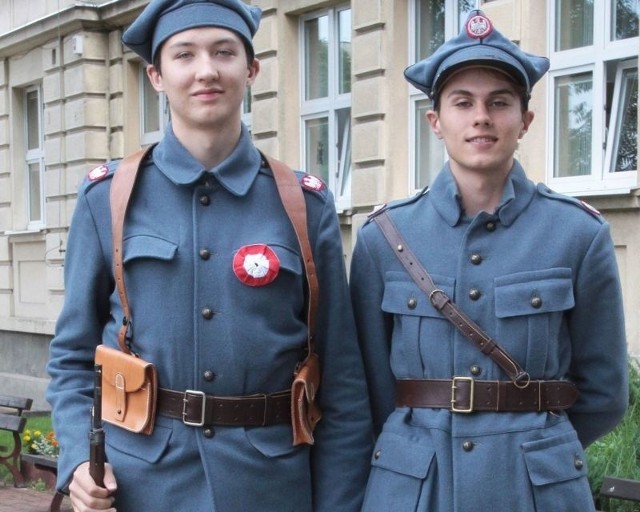 Mikołaj Brusik (z lewej) i Michał Murawski, uczniowie z VI Liceum Ogólnokształcącego w Radomiu, zdobyli laury w konkursach i olimpiadach historycznych. Obaj działają też w grupie rekonstrukcji historycznej.