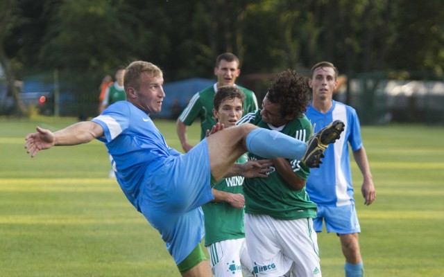 Piłkarze Radomiaka (w zielonych koszulkach Rossi Leandro, Krystian Puton, Mateusz Radecki) grają dziś na własnym boisku z Pogonią Grodzisk Mazowiecki.