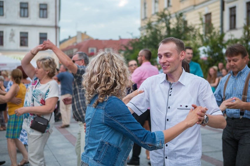 Letnia potańcówka na tarnowskim Rynku