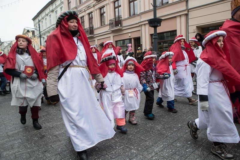 Ul. Piotrkowską przeszedł kolorowy Orszak Trzech Króli - z wielbłądem, końmi, mędrcami oraz ich świtą [zdjęcia]