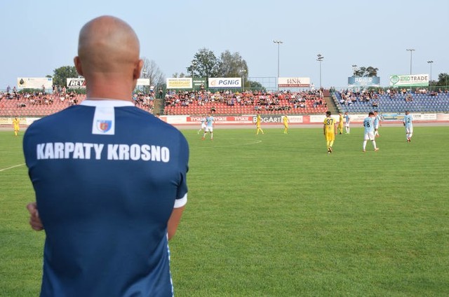 Dariusz Jęczkowski, trener Karpat Krosno w sparingu z Partizanem Bardejov przyglądał się dwóch zawodnikom testowanym