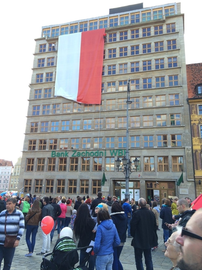 Na wrocławskim Rynku zawisła 16-metrowa flaga (ZDJĘCIA)