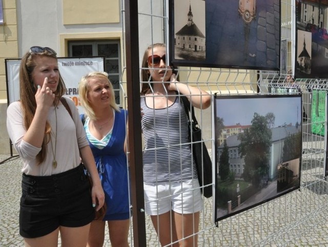 Na otwarcie wystawy przybyli młodzi autorzy fotografii, ale nie tylko. Wystawa zwracała także uwagę przechodniów. Centrum miasta do doskonała lokalizacja na tego typu przedsięwzięcia.