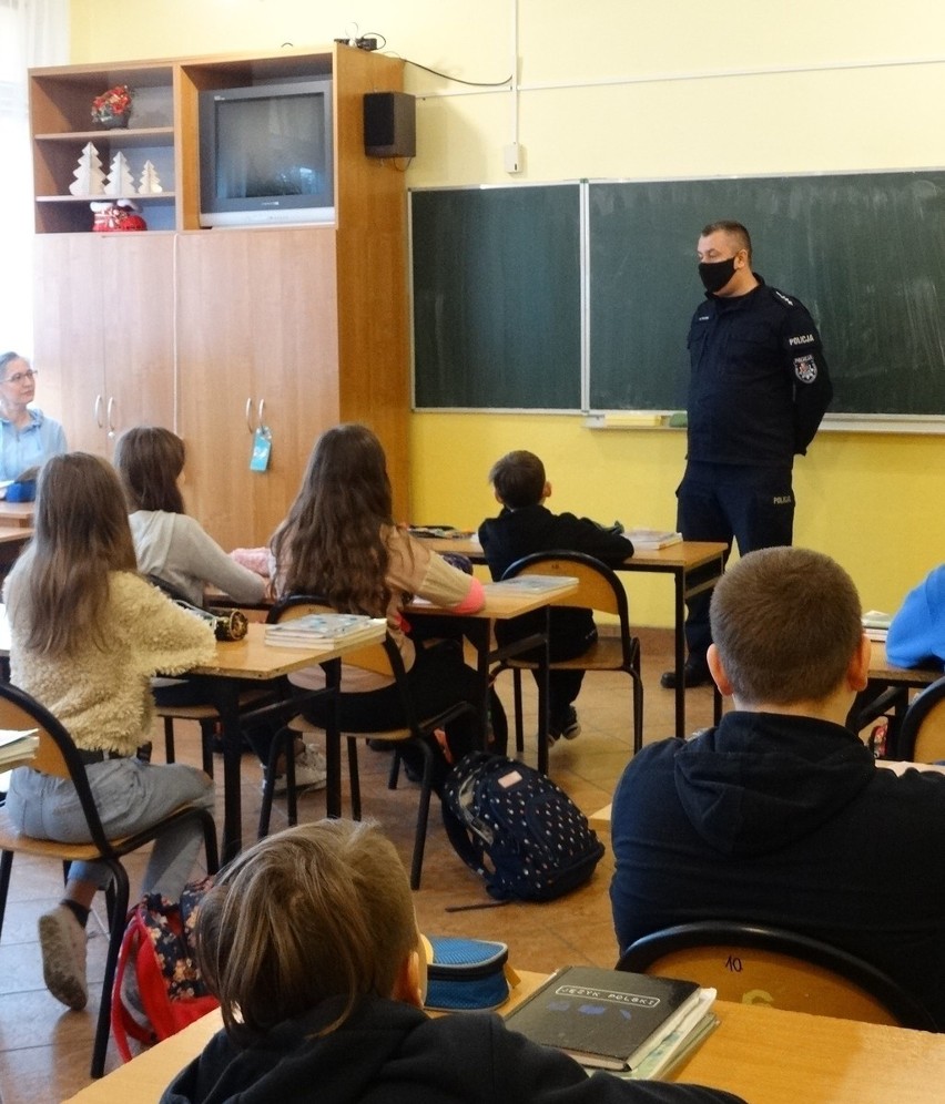 Lekcja z policjantem w szkole w Strykowicach Górnych w gminie Zwoleń. Tematem było bezpieczeństwo w czasie ferii zimowych