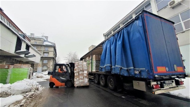 Ponad 19,5 ton towaru, głównie żywności, znalazło się w kolejnym szóstym już tirze, który wyjechał z powiatu bielskiego do Ukrainy