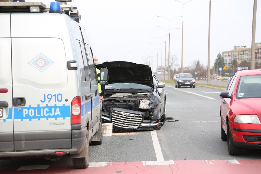 32-letni kierowca chryslera został poszkodowany wypadku, do...