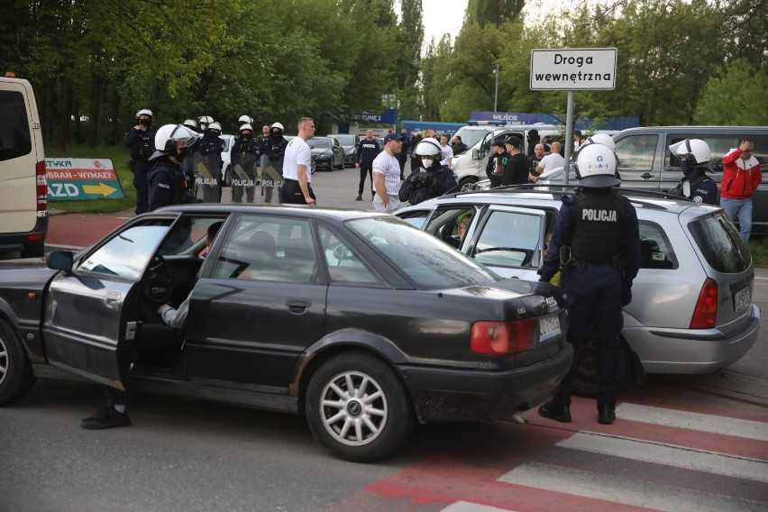 Hutnik - Motor. Kibice Motoru obok stadionu w trakcie meczu