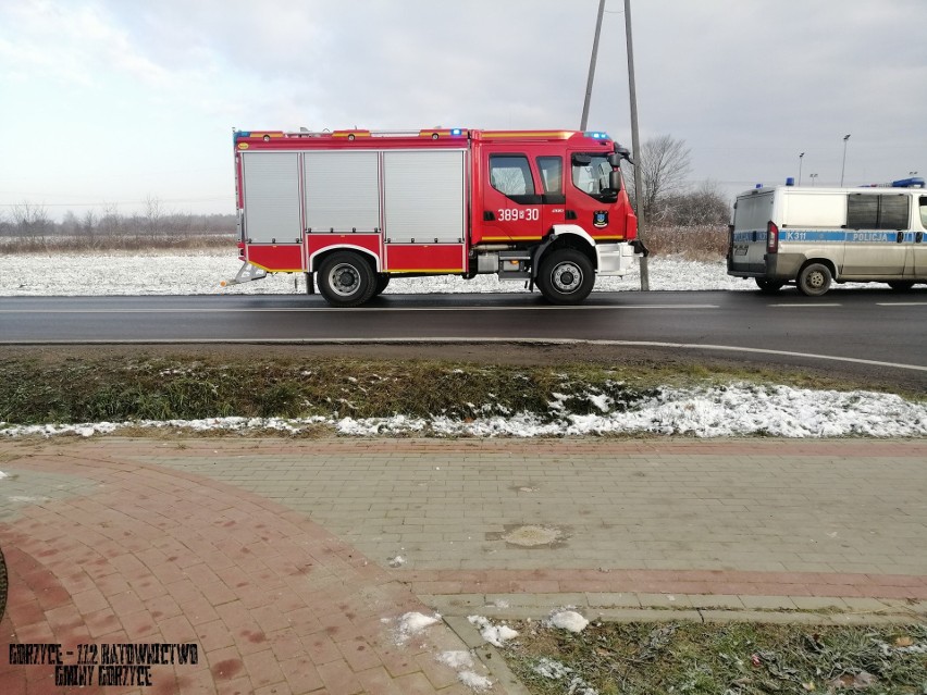 Groźny wypadek w Gorzycach. Po zderzeniu seata i toyoty jedna osoba zakleszczona w samochodzie!