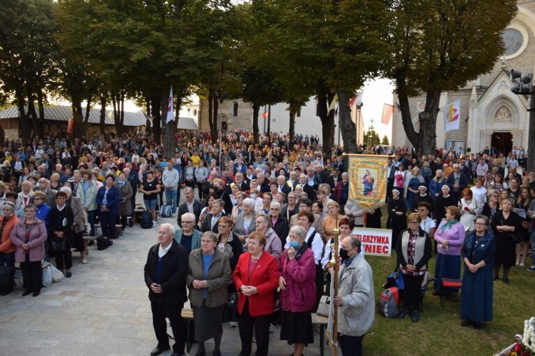 Uroczystości pielgrzymkowe w Sulisławicach. Setki wiernych z całej diecezji na placu przed Sanktuarium [DUŻO ZDJĘĆ]