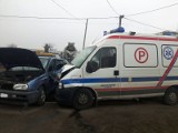 Zderzenie z karetką na krajowej trasie w Sandomierzu. Dwie osoby trafiły do szpitala