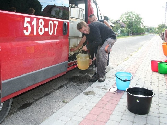 Wodę rozlewano z wozów strażackich.