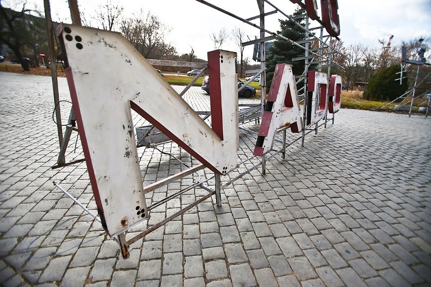 Kultowy neon z lat 70. znika z dworca! Co się z nim stanie?