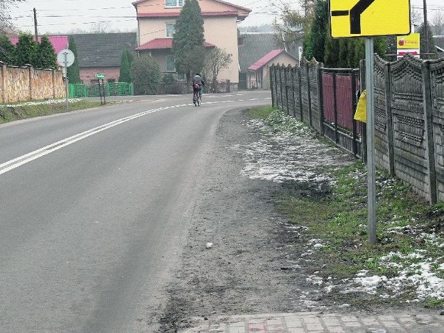 Na liście inwestycji chodnikowych, które zdaniem mieszkańców Chmielowa należy jak najszybciej wykonać jest kontynuacja budowy chodnika przy drodze powiatowej relacji Ocice - Jadachy.