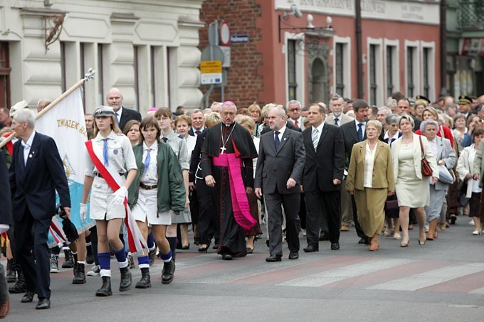 Papież przysiadł na skwerze