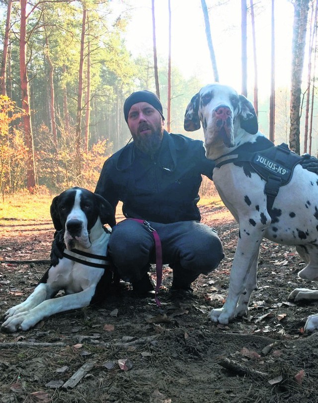Pan Łukasz ze swoimi psami. Z lewej dog niemiecki postrzelony podczas niedawnego spaceru w lesie w Czerniewicach