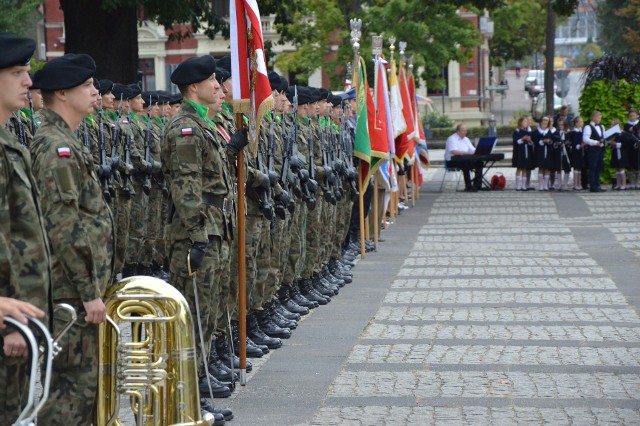 W sobotę, 1 września, Zielona Góra uczciła 79. rocznicę wybuchu II wojny światowej. Obchody rozpoczęły się mszą święto o godzinie 11.00 w kościele pw. Najświętszego Zbawiciela. Dalszy etap uroczystości odbył się na placu Bohaterów. W uroczystości udział wzięli przedstawiciele władz państwowych, wojewódzkich, miejskich oraz żołnierze, kombatanci, harcerze, zielonogórzanie i zgromadzeni goście.POLECAMY RÓWNIEŻ PAŃSTWA UWADZE:"Coolawy Piknik Serc" w Zielonej Górze [ZDJĘCIA, FILM]