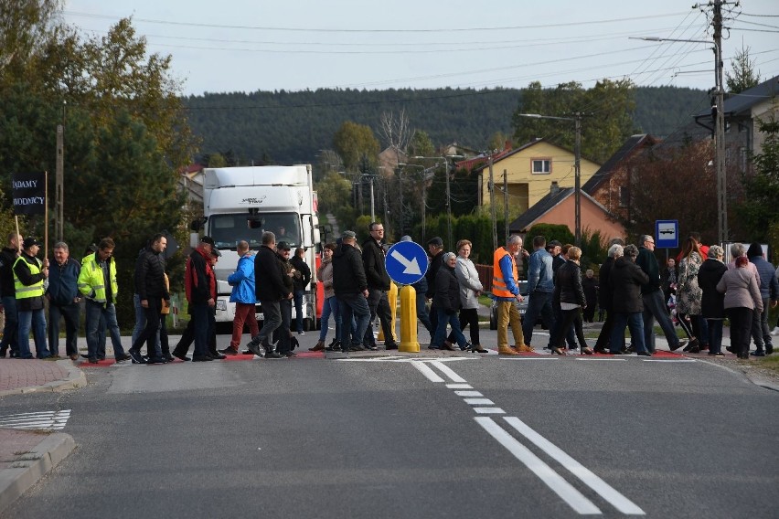 Protest mieszkańców Radkowic. Droga była zablokowana. Tworzyły się korki [ZDJĘCIA]