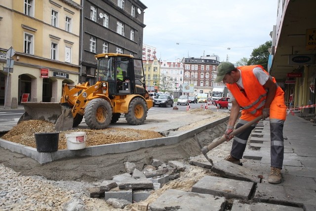 Chodnik przy opolskim "Rzemieślniku&#8221;. Remontuje go spółdzielnia rzemieślnicza.