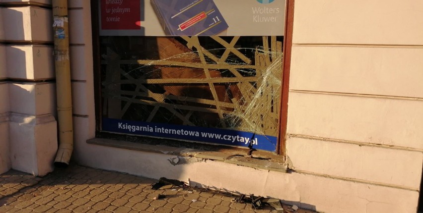 Wjechał wypożyczonym autem w witrynę księgarni na Krakowskim Przedmieściu. Policja szuka sprawcy