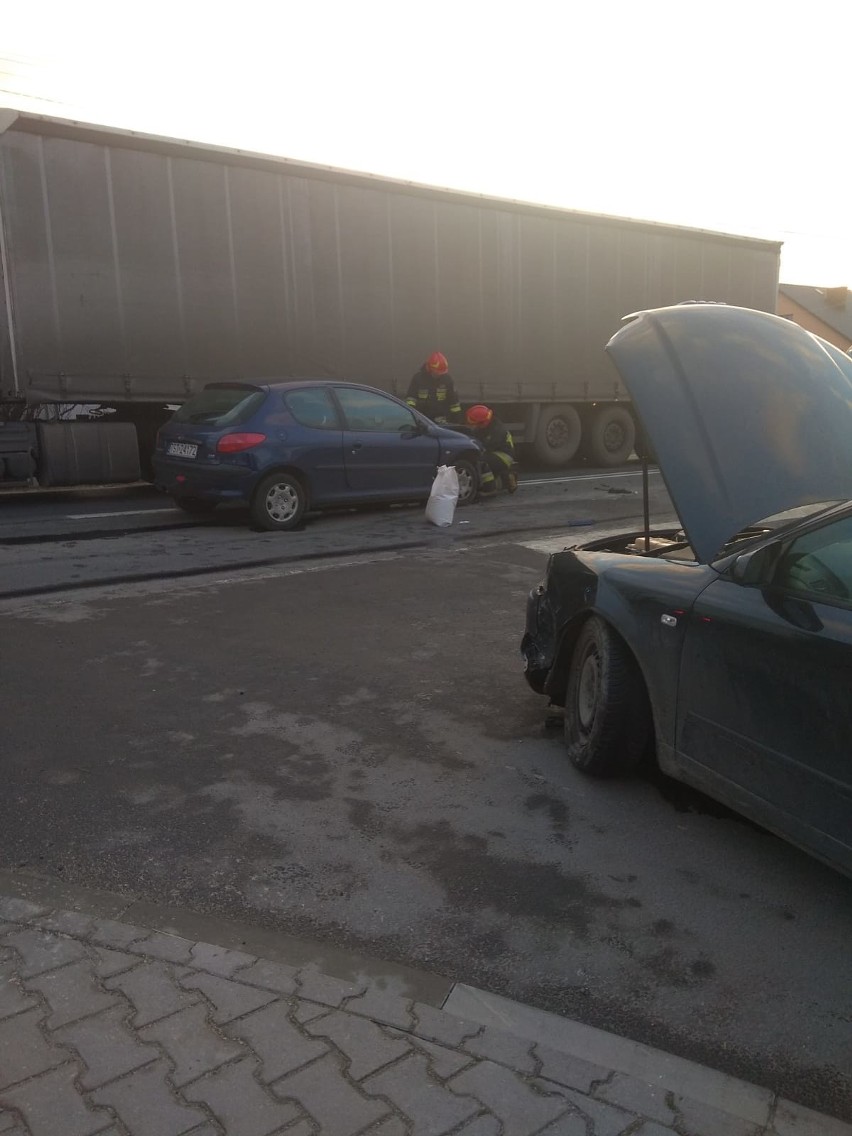 Moskorzew. Zderzenie dwóch aut na krajowej drodze, kobieta w szpitalu