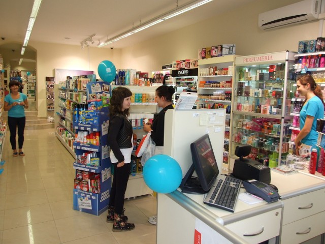 Sylwia Kowalska z siostrą Anią (na zdjęciu w środku) często robią zakupy w nowo otwartej drogerii w Rynku. - Rabaty tylko zachęcą nas do częstszych wizyt w tym miejscu - podkreśla pani Sylwia