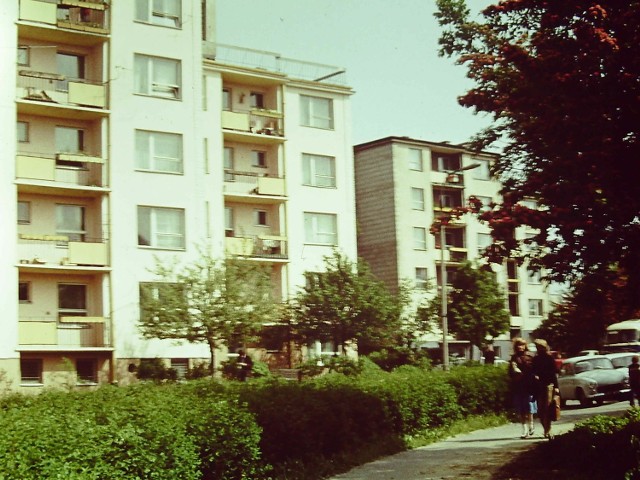 Ulica Grażyny od której zaczęła się budowa LSM. Jako pierwsze zostały zbudowane bloki Grażyny 1, 3, 5. Fotografia z połowy lat 70. XX wieku.