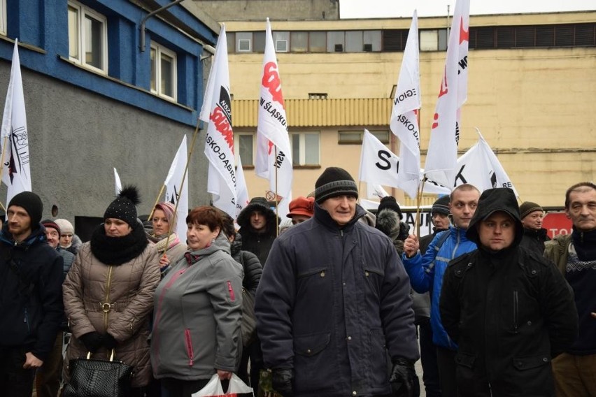 Zawiercie: Pracownicy pikietowali przed odlewnią [WIDEO, ZDJĘCIA]