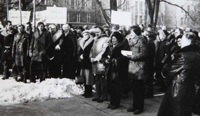 Manifestacja "Solidarności" na ulicach Słupska. Słupscy działacze aktywnie działali w okresie stanu wojennego.