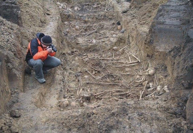 Ekipa archeologów precyzyjnie dokumentuje miejsce ekshumacji. Wykonywane są dokładne fotografie, rysunki, miejsca są zaznaczane na mapach.