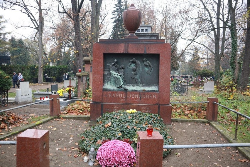 Wszystkich Świętych w Łodzi. Mieszkańcy odwiedzają groby swoich bliskich ZDJĘCIA