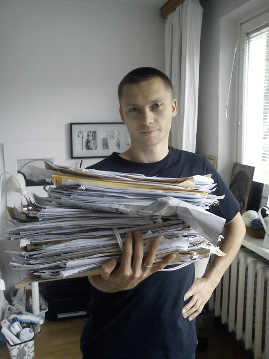 Tomasz Elbanowski z listami od zaniepokojonych rodziców