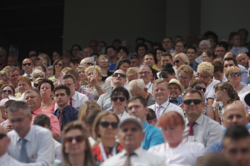 Kongres Świadków Jehowy na Stadionie Śląskim. Dzień 1. Wierni w Chorzowie przez trzy dni będą brać udział w spotkaniach ZDJĘCIA