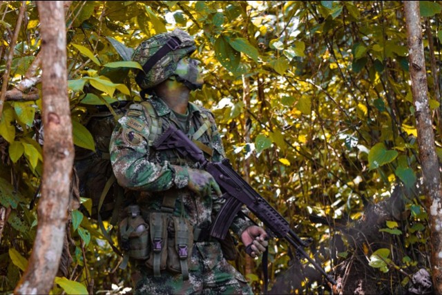 Żołnierze kolumbijscy od lat zwalczają lewackich partyzantów i przemytników narkotyków w departamencie Arauca