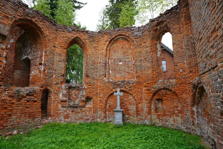 Zabytkowe ruiny kościoła w Borętach