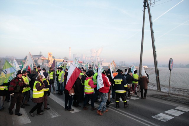 Protestujący przeciwko powiększeniu Opola blokowali dojazd do Elektrowni Opole. Pierwsza tura protestu odbyła się pomiędzy godziną 6.30 a 9, druga planowana jest między godz. 13 a 17.