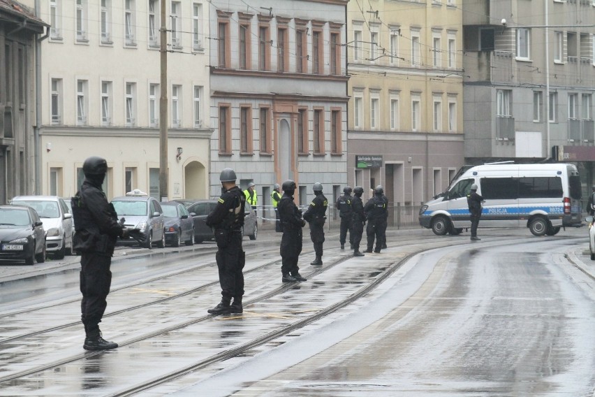 Akcja policji na Traugutta. Słychać strzały [ZDJĘCIA]