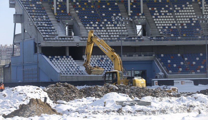 Pomimo trudnych warunków trwają prace na Stadionie Miejskim...